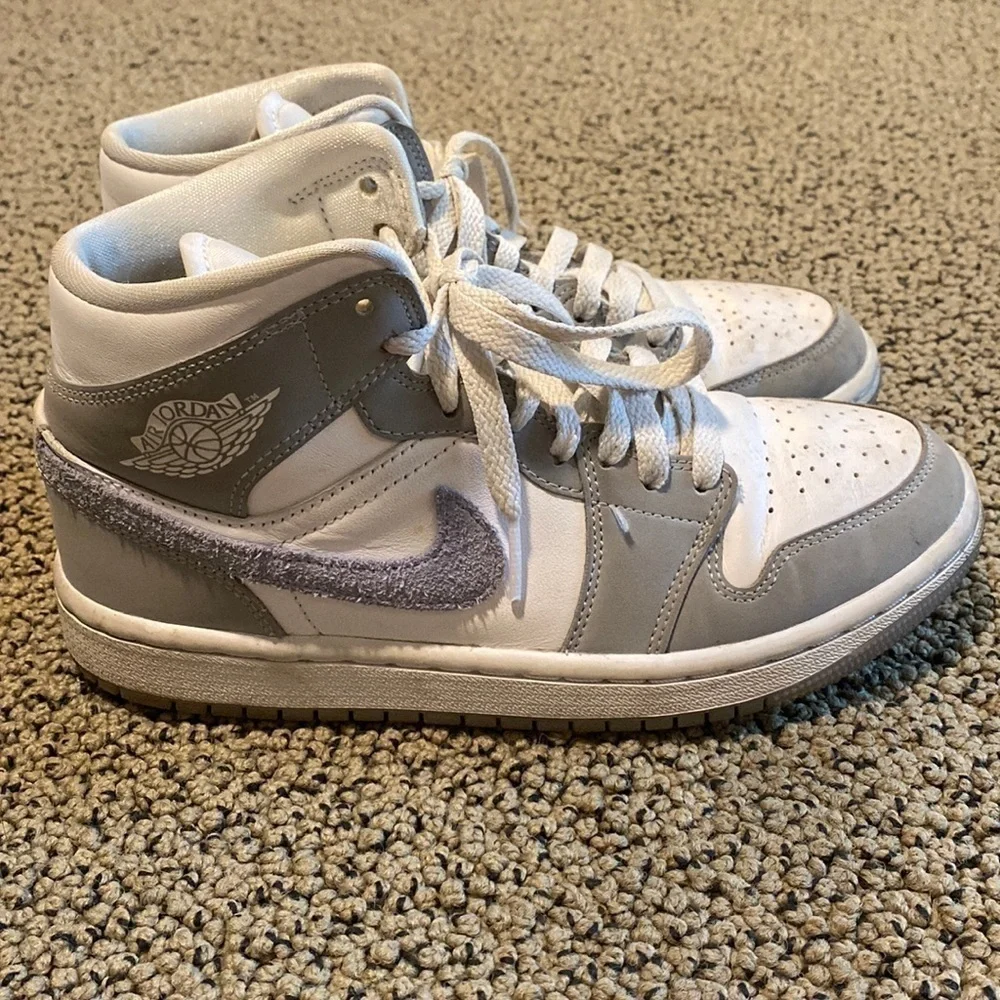 Nike Air Jordan White & Gray Hightop Sneakers Size 6 in EUC